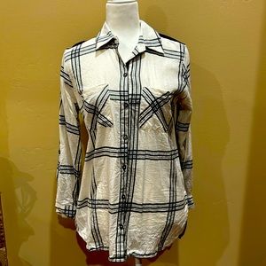 Cute John Mark top. Great with jeans or leggings!